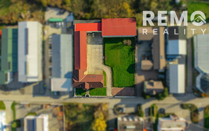 Vhodné ako sídlo firmy. Veľké parkovisko. Možnosť bývania.