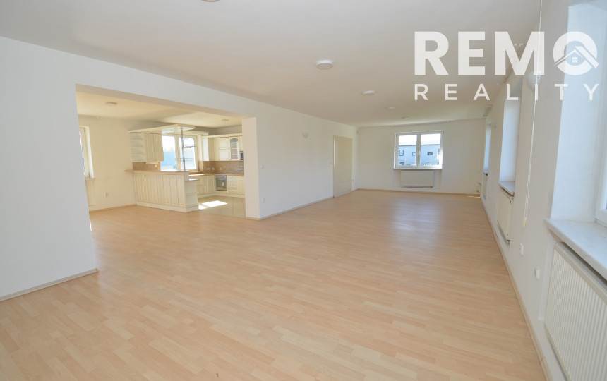 Vhodné ako sídlo firmy. Veľké parkovisko. Možnosť bývania.