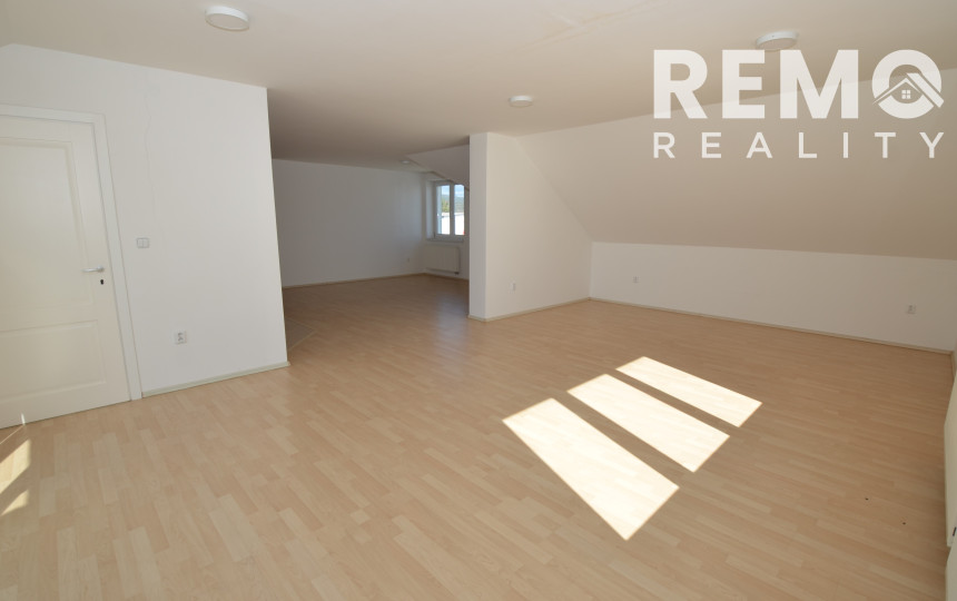 Vhodné ako sídlo firmy. Veľké parkovisko. Možnosť bývania.