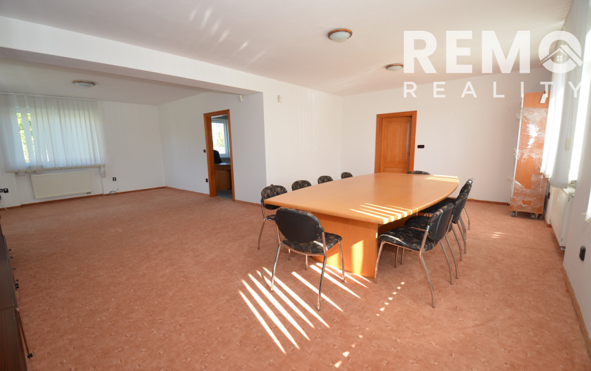 Vhodné ako sídlo firmy. Veľké parkovisko. Možnosť bývania.