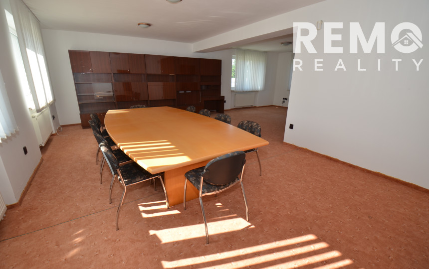 Vhodné ako sídlo firmy. Veľké parkovisko. Možnosť bývania.