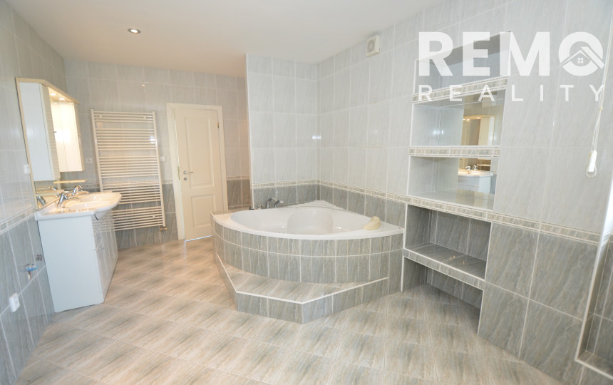 Vhodné ako sídlo firmy. Veľké parkovisko. Možnosť bývania.