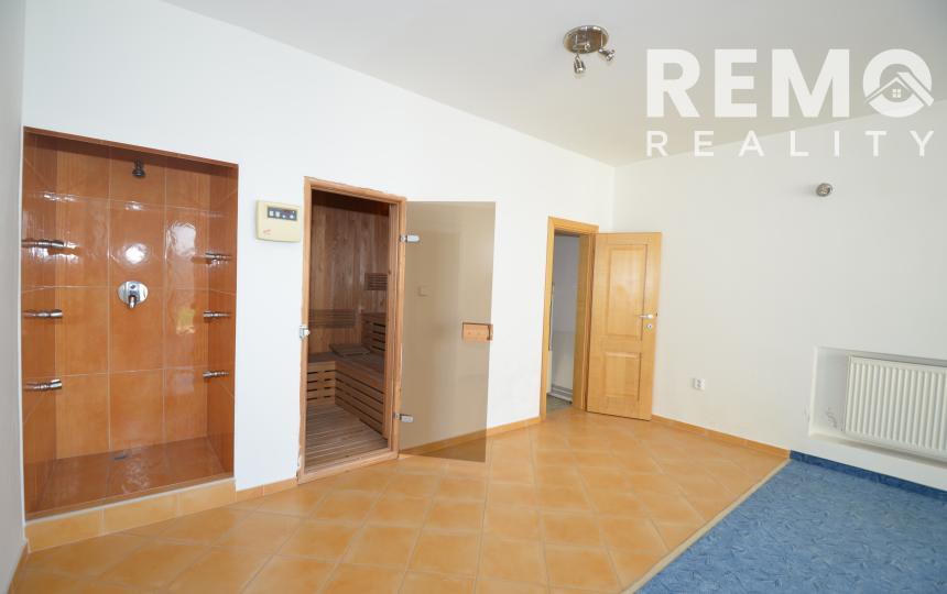 Vhodné ako sídlo firmy. Veľké parkovisko. Možnosť bývania.