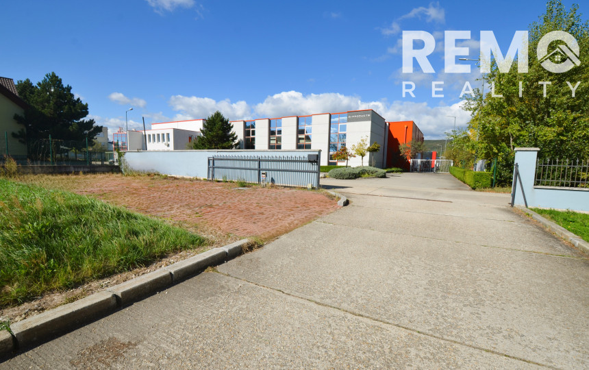 Vhodné ako sídlo firmy. Veľké parkovisko. Možnosť bývania.