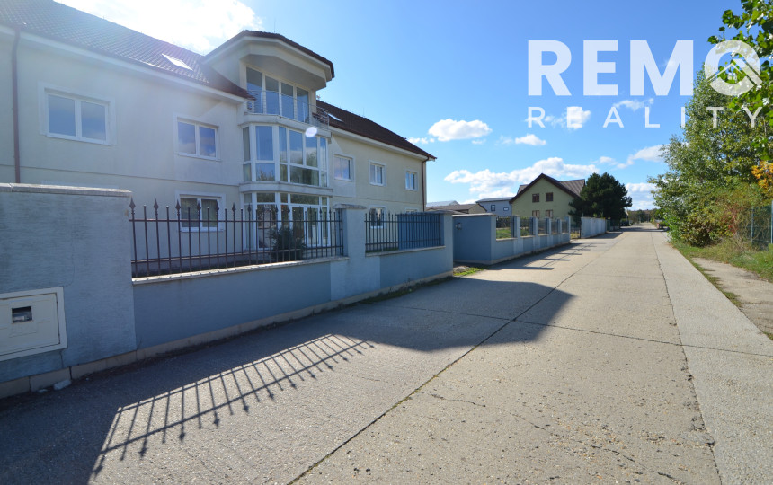 Vhodné ako sídlo firmy. Veľké parkovisko. Možnosť bývania.