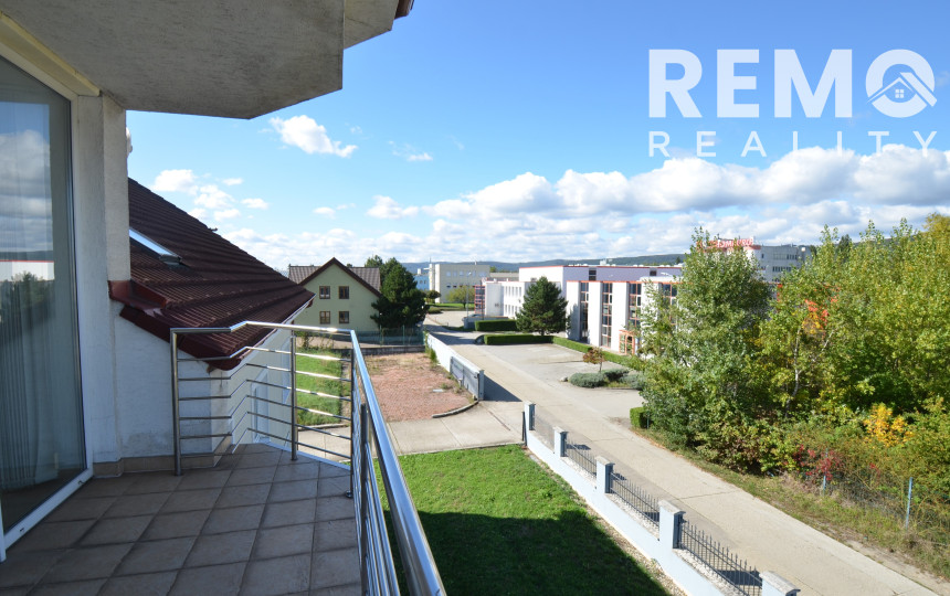 Vhodné ako sídlo firmy. Veľké parkovisko. Možnosť bývania.