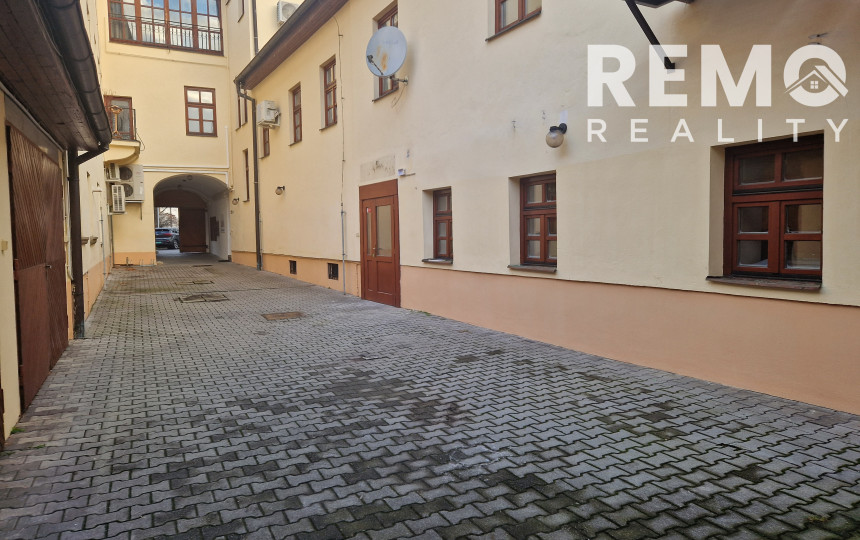 Komerčné priestory v centre s dvorom 120m2 a garážou. TOP PONUKA