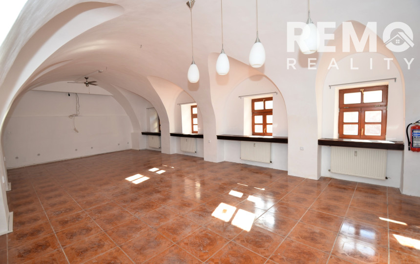 Komerčné priestory v centre s dvorom 120m2 a garážou. TOP PONUKA