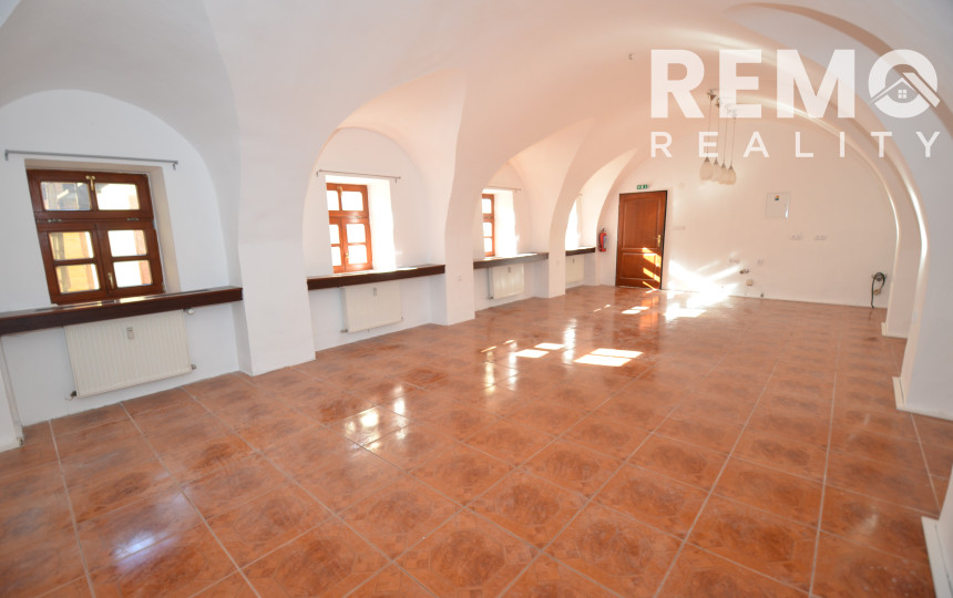 Komerčné priestory v centre s dvorom 120m2 a garážou. TOP PONUKA