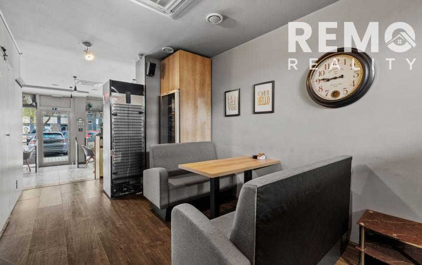 Zariadený priestor pre kaviareň, bistro s terasou na Tomášikovej