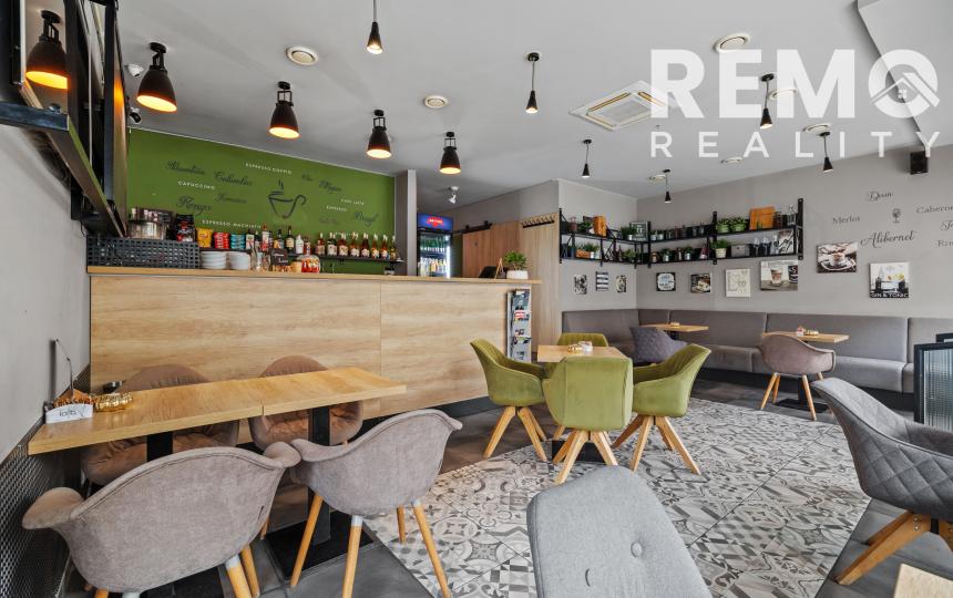 Zariadený priestor pre kaviareň, bistro s terasou na Tomášikovej