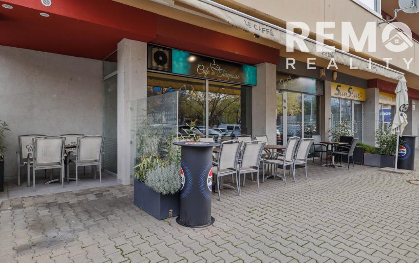 Zariadený priestor pre kaviareň, bistro s terasou na Tomášikovej