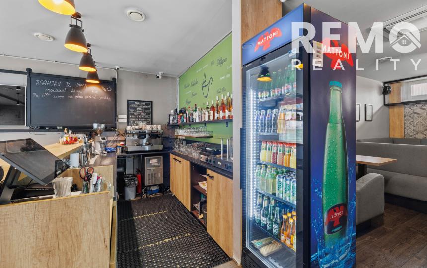 Zariadený priestor pre kaviareň, bistro s terasou na Tomášikovej