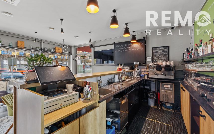 Zariadený priestor pre kaviareň, bistro s terasou na Tomášikovej