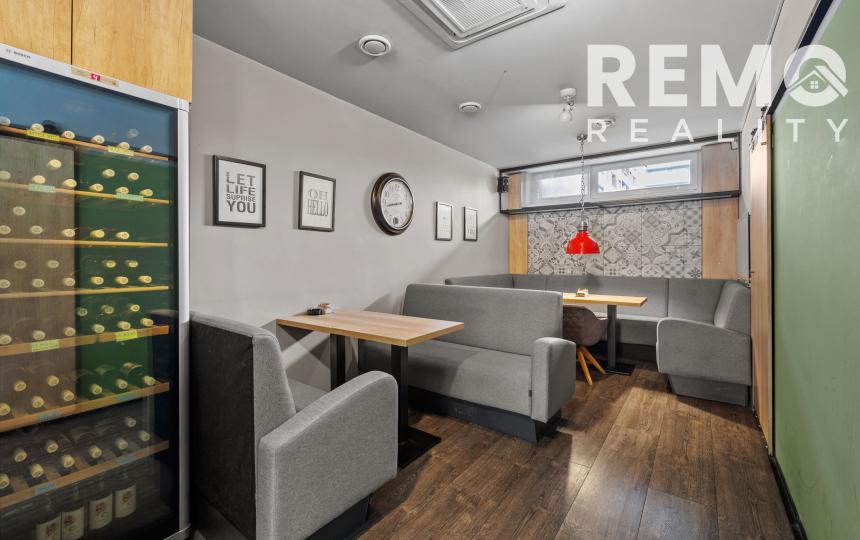 Zariadený priestor pre kaviareň, bistro s terasou na Tomášikovej