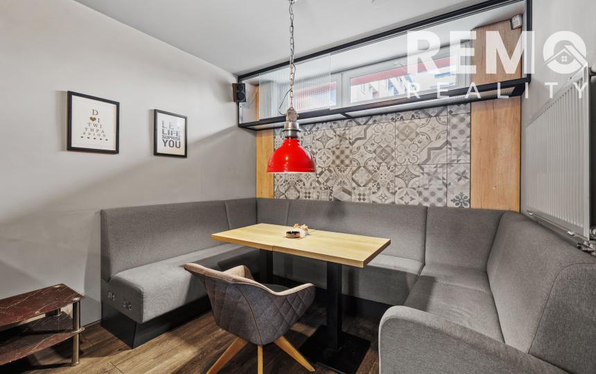 Zariadený priestor pre kaviareň, bistro s terasou na Tomášikovej