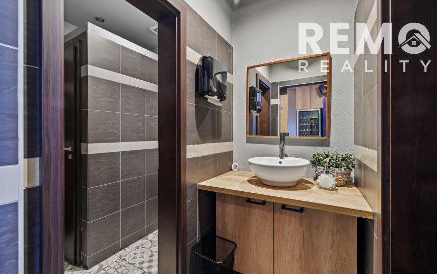 Zariadený priestor pre kaviareň, bistro s terasou na Tomášikovej