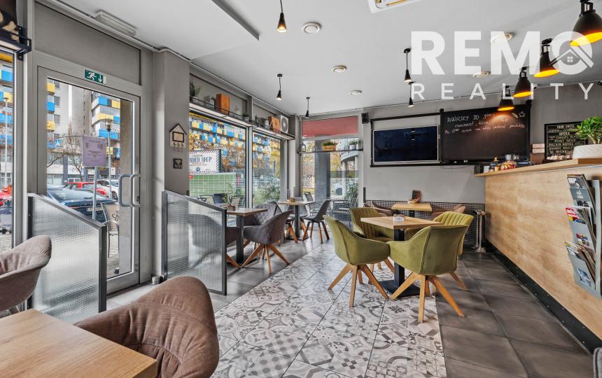 Zariadený priestor pre kaviareň, bistro s terasou na Tomášikovej