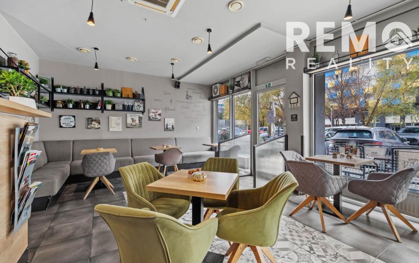 Zariadený priestor pre kaviareň, bistro s terasou na Tomášikovej