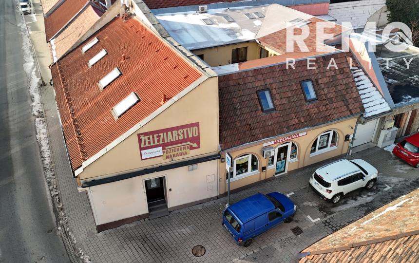 Obchodné priestory s reklamnou plochou v cene. Parkovanie pred prevádzkou.