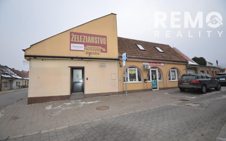 Obchodné priestory s reklamnou plochou v cene. Parkovanie pred prevádzkou.