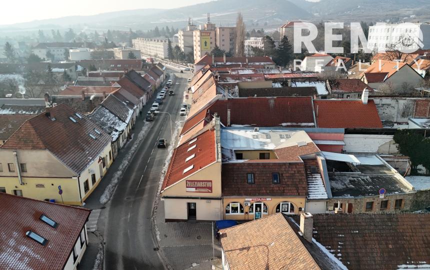 Obchodné priestory s reklamnou plochou v cene. Parkovanie pred prevádzkou.