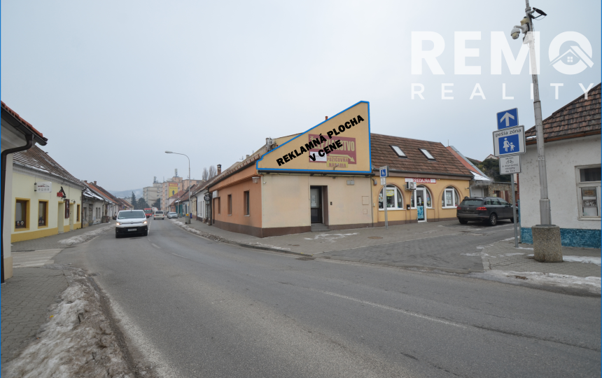 Obchodné priestory s reklamnou plochou v cene. Parkovanie pred prevádzkou.