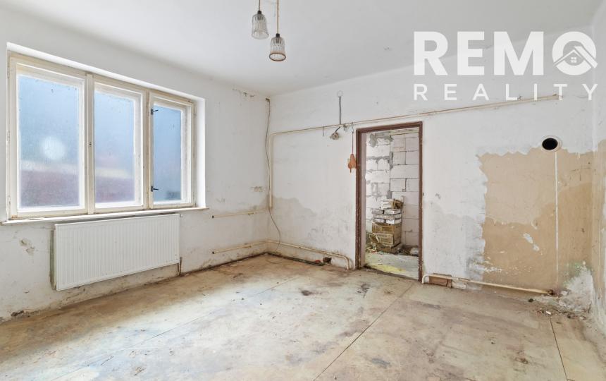 Pekný rodinný dom pod lesom s veľkým potenciálom. Nová strecha