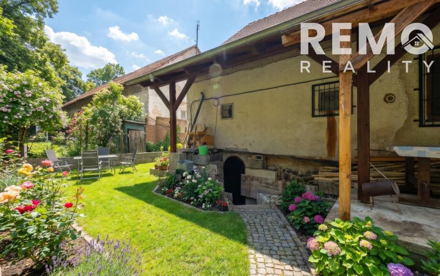 Pekný rodinný dom pod lesom s veľkým potenciálom. Nová strecha