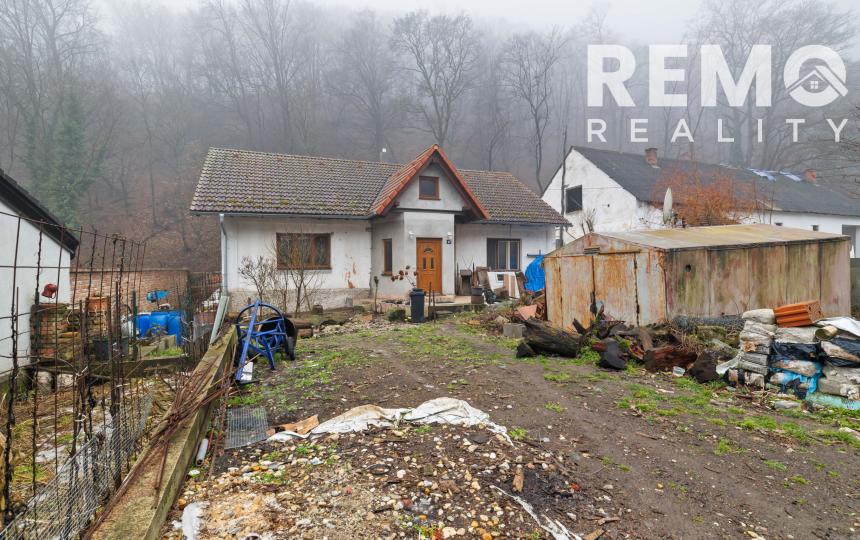 Pekný rodinný dom pod lesom s veľkým potenciálom. Nová strecha