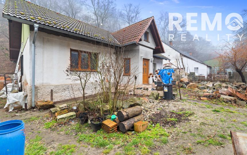 Pekný rodinný dom pod lesom s veľkým potenciálom. Nová strecha