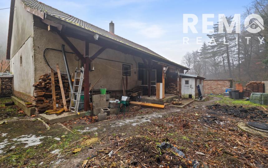 Pekný rodinný dom pod lesom s veľkým potenciálom. Nová strecha