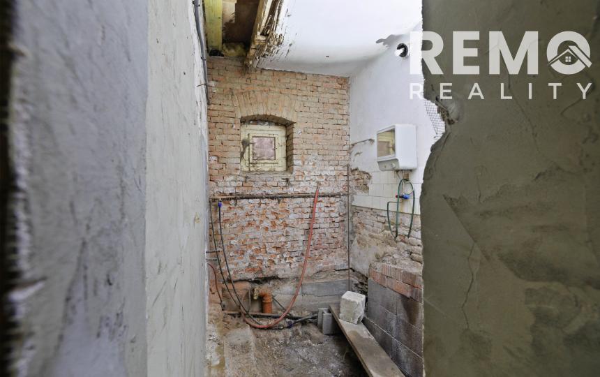 Pekný rodinný dom pod lesom s veľkým potenciálom. Nová strecha