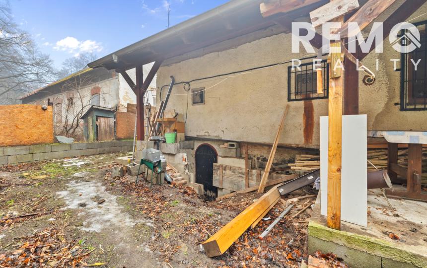 Pekný rodinný dom pod lesom s veľkým potenciálom. Nová strecha