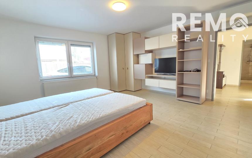 Veľký 1,5-izb byt s terasou + parkovanie, internet v cene.