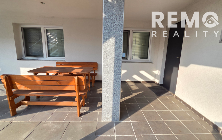 Veľký 1,5-izb byt s terasou a súkromným parkovaním. V cene internet aj energie