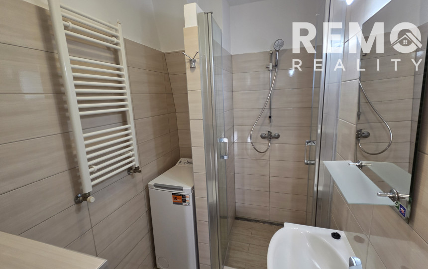 Veľký 1,5-izb byt s terasou a súkromným parkovaním. V cene internet aj energie