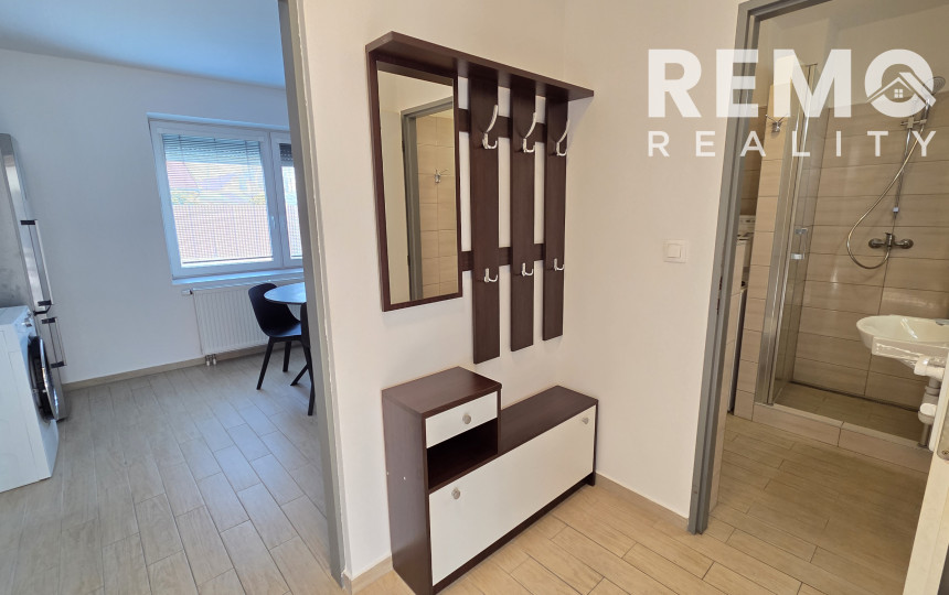 Veľký 1,5-izb byt s terasou a súkromným parkovaním. V cene internet aj energie