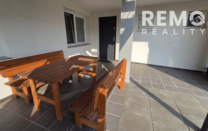 Veľký 1,5-izb byt s terasou a súkromným parkovaním. V cene internet aj energie