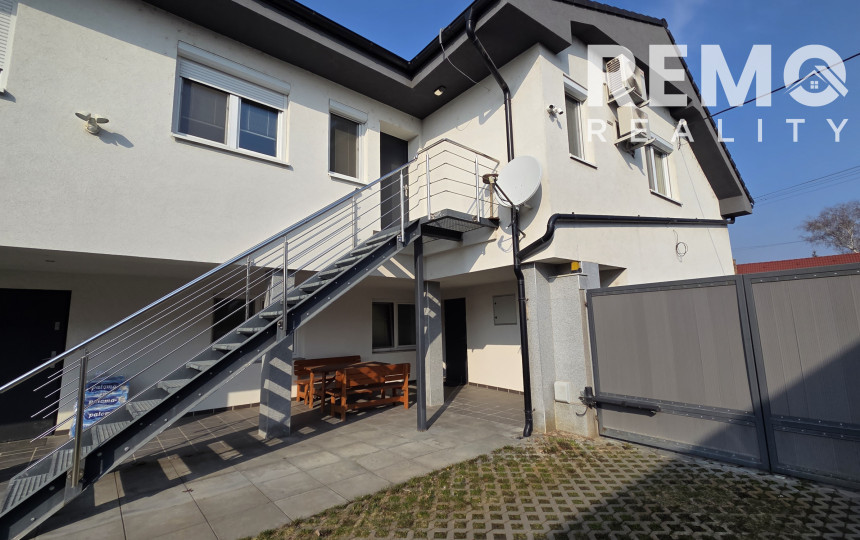 Veľký 1,5-izb byt s terasou a súkromným parkovaním. V cene internet aj energie