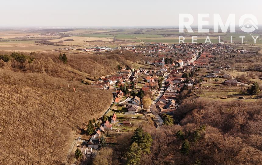 Pekný rodinný dom pod lesom s veľkým potenciálom. Nová strecha