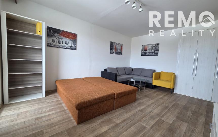 REZERVOVANÉ Väčší 1-izbový byt s lodžiou a výhľadom na mesto, Štrkovec