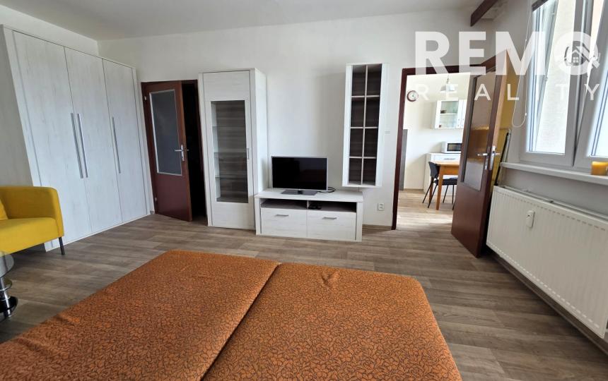 REZERVOVANÉ Väčší 1-izbový byt s lodžiou a výhľadom na mesto, Štrkovec