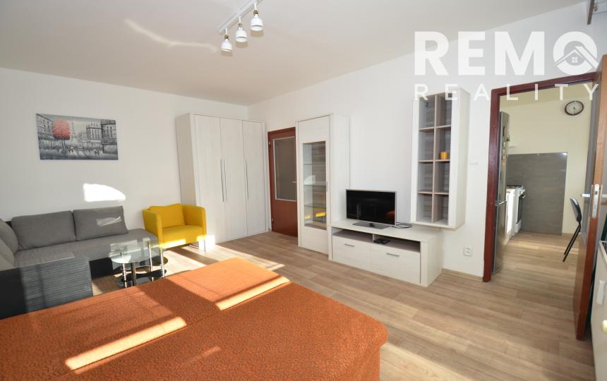 REZERVOVANÉ Väčší 1-izbový byt s lodžiou a výhľadom na mesto, Štrkovec