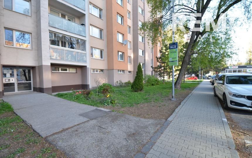 REZERVOVANÉ Väčší 1-izbový byt s lodžiou a výhľadom na mesto, Štrkovec