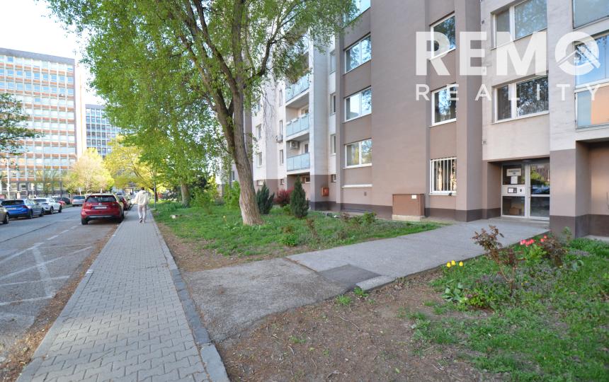 REZERVOVANÉ Väčší 1-izbový byt s lodžiou a výhľadom na mesto, Štrkovec