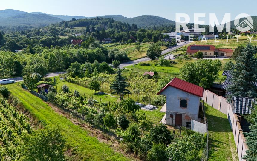 Rekreačný domček s pekným pozemkom v Harmónii. NOVÁ CENA