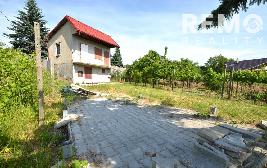 Rekreačný domček s pekným pozemkom v Harmónii. NOVÁ CENA