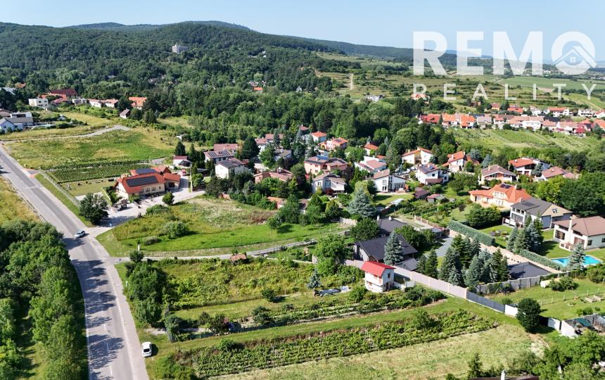 Rekreačný domček s pekným pozemkom v Harmónii. NOVÁ CENA