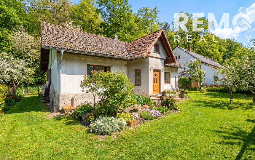 Pekný rodinný dom pod lesom s veľkým potenciálom. Nová strecha